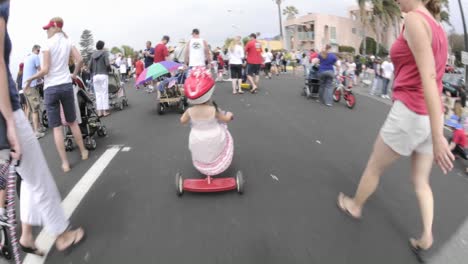 Sicht-Zeitraffer-Eines-Mädchens-Auf-Einem-Dreirad-Im-Vierten-Juli-Parade-In-Ventura-Kalifornien
