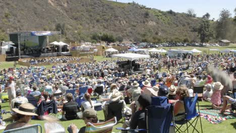 Verkleinern-Sie-Den-Zeitraffer-Einer-Menschenmenge-Bei-Einem-Open-Air-Konzert-In-Ventura,-Kalifornien