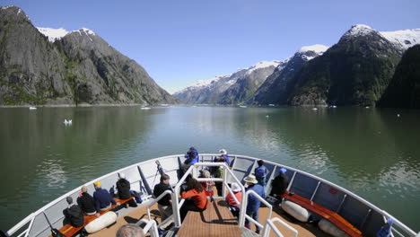 Sicht-Zeitraffer-Eines-Schiffes,-Das-Endicott-Arm-In-Richtung-Dawes-Gletscher-In-Tracy-Arm-Alaska-Kreuzt