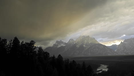 Zeitraffer-Bewegung-Des-Gewitters,-Das-Sich-über-Dem-Teton-Gebiet-Im-Grand-Teton-Nationalpark-In-Wyoming-Bildet