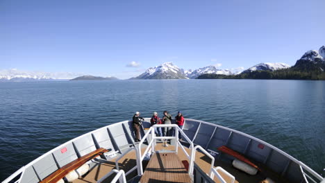 Sicht-Zeitraffer-Eines-Schiffes,-Das-Schnell-Durch-Den-Glacier-Bay-Nationalpark-Im-Südosten-Von-Alaska-Fährt