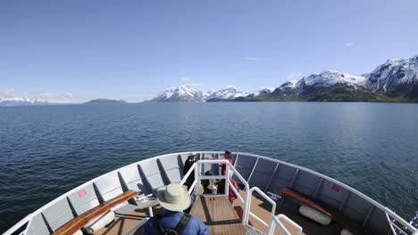 Punto-De-Vista-Lapso-De-Tiempo-De-Un-Barco-Navegando-Por-El-Parque-Nacional-De-Glacier-Bay-En-El-Sureste-De-Alaska