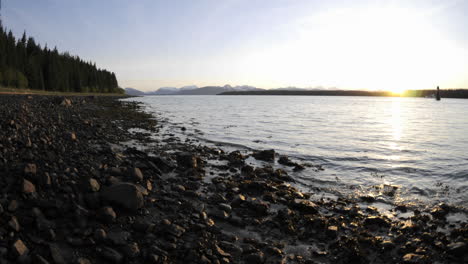 Zeitraffer-Bewegung-Der-Flut,-Die-Sich-Am-Strand-Im-Glacier-Bay-Nationalpark-In-Gustavus-Alaska-Zurückzieht