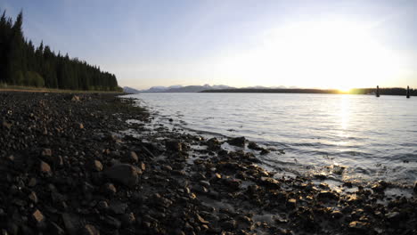 Schneller-Zeitraffer-Des-Sonnenuntergangs-Und-Der-Flut,-Die-Sich-Am-Strand-Im-Glacier-Bay-National-Park-In-Gustavus-Alaska-Zurückzieht