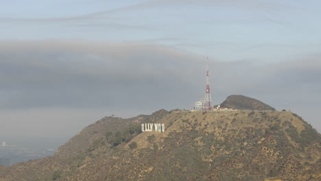 Zeitraffer-Bewegung-Von-Wolken,-Die-über-Das-Hollywood-Zeichen-Und-Den-Cahuenga-Gipfel-über-Hollywood-Kalifornien-Wehen