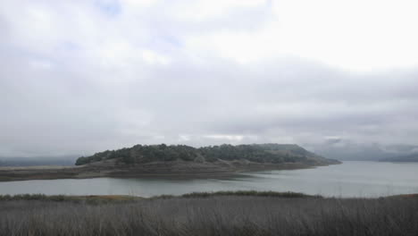 Lapso-De-Tiempo-De-Un-Borrado-De-Nubes-De-Tormenta-Sobre-El-Lago-Casitas-En-Oak-View-California
