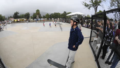 Langsamer-Zeitraffer-Von-Skateboardern-Bei-Der-Eröffnung-Des-Ojai-Skateparks-In-Ojai-Kalifornien