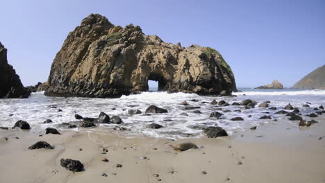 Time-lapse-of-waves-breaking-through-a-rock-at-Pfeiffer-Beach-in-Big-Sur-California