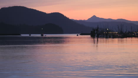Zeitraffer-Eines-Fischerbootes,-Das-Den-Hafen-In-Sitka-Alaska-Verlässt
