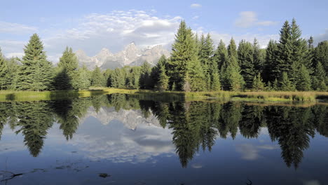 Langsamer-Zeitraffer-Von-Wolkenbergen-Und-Wald,-Die-Sich-Bei-Der-Schwabacher-Landung-Im-Grand-Teton-National-Park-Wyoming-Widerspiegeln