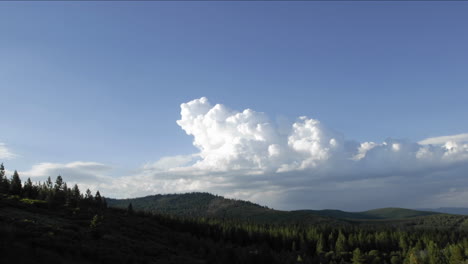 Schnelle-Tag-zu-Nacht-Zeitraffer-Von-Wolken-Und-Treppenwegen-Im-Tahoe-National-Forest-In-Truckee-Kalifornien-Ca
