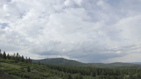 Tag-Zu-Nacht-Zeitraffer-Von-Wolken-Und-Treppenwegen-Im-Tahoe-National-Forest-In-Truckee-Kaliforniene