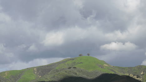 Schneller-Zeitraffer-Eines-Sich-Entwickelnden-Sturms-über-Zwei-Bäumen-über-Ventura-Kalifornien