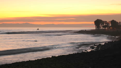 Zeitraffer-Von-Wellenboot-Und-Surfern-Am-Ventura-punkt-Nach-Sonnenuntergang-In-Ventura-Kalifornien