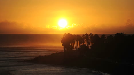 Cerrar-Lapso-De-Tiempo-Con-Cámara-Lenta-De-Atardecer-En-Las-Nubes-Sobre-Ventura-Point-En-Ventura-California