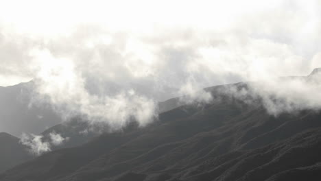 Zeitraffer-Von-Gewitterwolken,-Die-Sich-über-Den-Santa-Ynez-Bergen-über-Ojai-Kalifornien-Auflösen