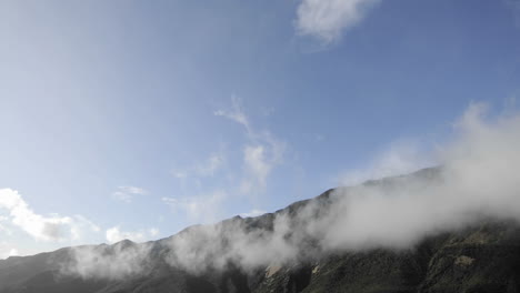 Zeitraffer-Von-Wolken,-Die-über-Den-Santa-Ynez-Bergen-über-Ojai,-Kalifornien,-Wirbeln