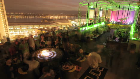 Zeitraffer-Eines-Nachtclubs-Auf-Dem-Dach,-Der-Sich-Für-Den-Abend-In-San-Diego,-Kalifornien,-Füllt