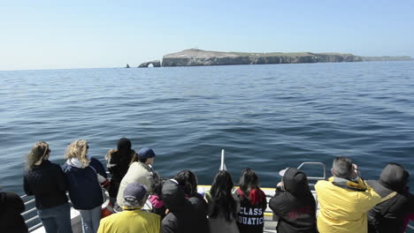 Touristen-Auf-Dem-Bug-Eines-Bootes-Nähert-Sich-Anacapa-Island-Im-Channel-Islands-Nationalpark-Kalifornien-1