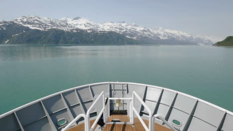 Sicht-Zeitraffer-Auf-Einem-Bug-Eines-Schiffes-Nähert-Sich-Dem-Margerie-Gletscher-Im-Glacier-Bay-National-Park-Alaska