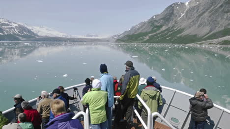 Punto-De-Vista-Lapso-De-Tiempo-De-Turistas-Haciendo-Turismo-Desde-La-Proa-De-Un-Barco-Acercándose-Al-Glaciar-Marguerite-En-El-Parque-Nacional-De-Glacier-Bay-Alaska