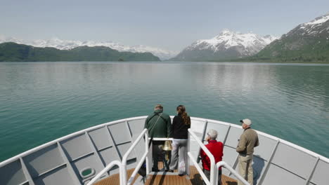 Punto-De-Vista-Lapso-De-Tiempo-De-Los-Turistas-En-La-Proa-De-Un-Barco-Acercándose-A-La-Isla-Russell-En-El-Parque-Nacional-Glacier-Bay-Alaska