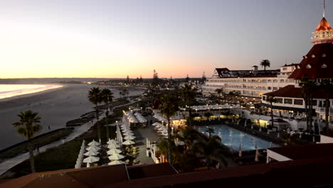 Panoramaaufnahme-Des-Strandes-Und-Des-Hotel-Del-Coronado-Bei-Sonnenuntergang-In-San-Diego,-Kalifornien