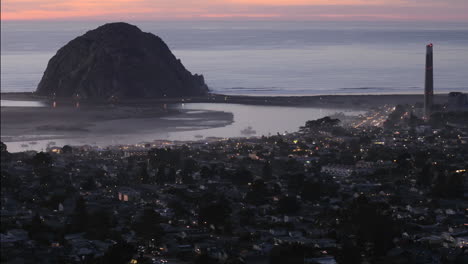 Zeitraffer-Der-Abendlichter,-Die-In-Morro-Bay-Von-Schwarzen-Hügeln-In-Morro-Bay-Kalifornien-Erscheinen