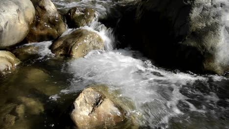 Klarer-Und-Sauberer-Wasserfall-In-San-Antonio-Creek-In-Upper-Ojai,-Kalifornien