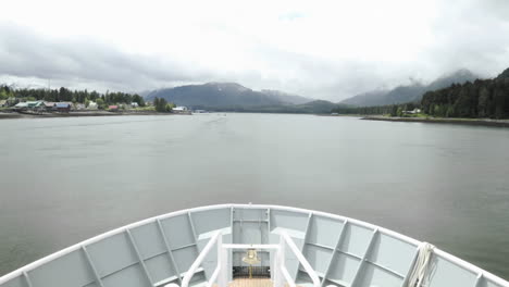 Punto-De-Vista-Lapso-De-Tiempo-De-Turistas-Mirando-Desde-La-Proa-De-Un-Barco-Atracado-En-Petersburgo,-Alaska