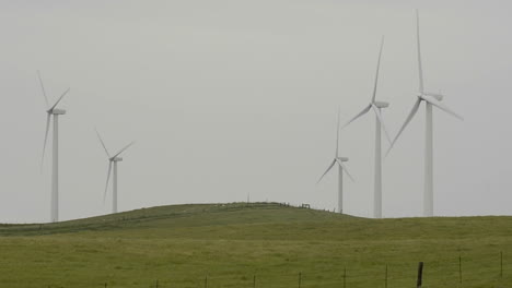Turbinas-De-Viento-Que-Generan-Electricidad-En-La-Autopista-12,-Cerca-De-Rio-Vista-California