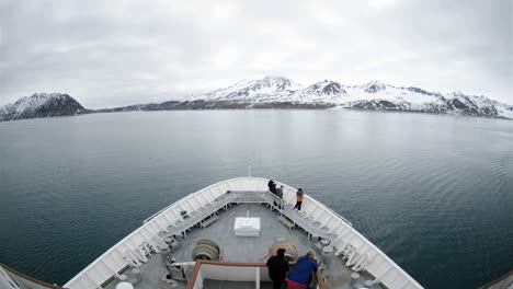 Bug-Sicht-Zeitraffer-Eines-Schiffes-Kreuzfahrt-Durch-Lilliehookforden-Im-Spitzbergen-Archipel-Norwegen