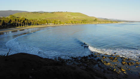 Ein-Solo-Surfer,-Der-Am-Refugio-State-Beach-An-Der-Küste-Von-Gaviota-In-Der-Nähe-Von-Santa-Barbara,-Kalifornien,-Eine-Welle-Fängt