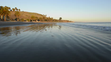 Un-Surfista-Solo-Coger-Una-Ola-En-El-Refugio-State-Beach-En-La-Costa-De-Gaviota,-Cerca-De-Santa-Bárbara,-California-1