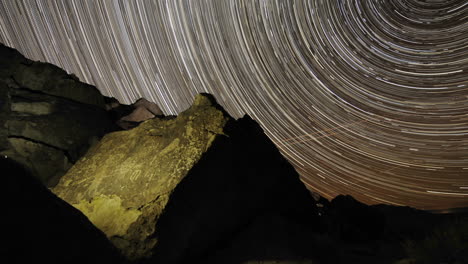 Zeitraffer-Sternspur-Streift-über-Ein-Heiliges-Owens-Valley-Paiute-Petroglyph-Site-In-Den-östlichen-Sierras-Kalifornien