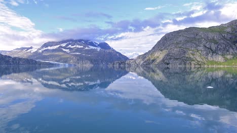 Reflejo-De-Las-Montañas-Al-Entrar-En-La-Entrada-De-Johns-Hopkins-En-El-Parque-Nacional-De-Glacier-Bay-Alaska