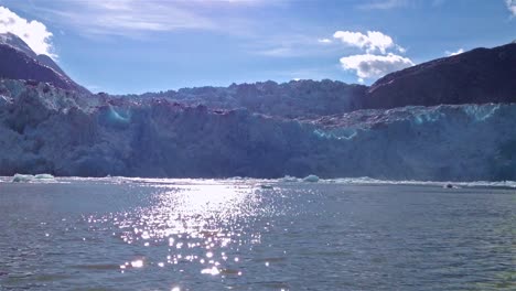 Welle-Aus-Einem-Der-Gezeitenwasser-Süd-Sawyer-Gletscher,-Die-In-Tracy-Armfurten-Kalben,-Terror-Wildnis-Im-Südosten-Von-Alaska