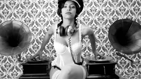 Mujer-DJ-Gramófonos-00