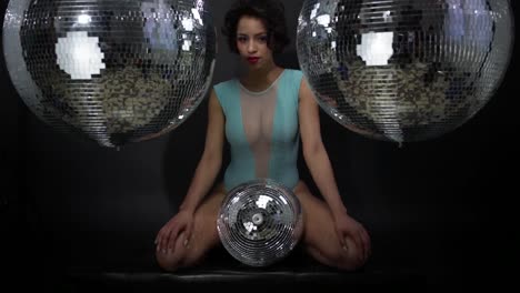 Mujer-discoball-solo-03