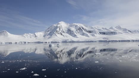 Movimiento-De-Glaciares-Y-Montañas-Que-Se-Reflejan-En-El-Estrecho-De-Gerlache-En-La-Antártida.