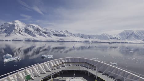 Barco-Pov-Proa-Movimiento-De-Glaciares-Y-Montañas-Reflejándose-En-El-Estrecho-De-Gerlache-En-La-Antártida