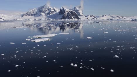 Bewegung-Von-Gletschern-Und-Bergen,-Die-Sich-Im-Grandidier-Kanal-In-Der-Antarktis-Widerspiegeln