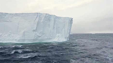 Bewegung-Einer-Tafelförmigen-Eisbergwand-In-Der-Eisberggasse&quot;&quot;in-Der-Antarktis&quot;&quot;