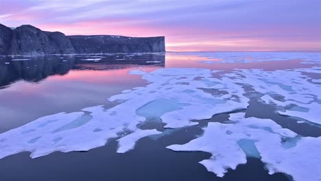 Treiben-Am-Meereis-Unter-Der-Mitternachtssonne-Auf-Scott-Island-Vor-Der-Baffininsel-In-Nunavut,-Kanada,-Vorbei