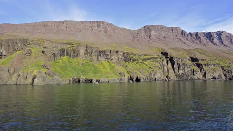 Movimiento-Panorámico-Del-Basalto-Columnar-En-Kuannersuit-En-El-Lado-Sur-De-La-Isla-De-Disko-Groenlandia