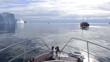 POV-Eines-Roten-Touristenbootes,-Das-Entlang-Der-Endmoräne-Des-Ilulissat-Eisfjords-Unterhalb-Des-Jakobshavn-Gletschers-Fährt