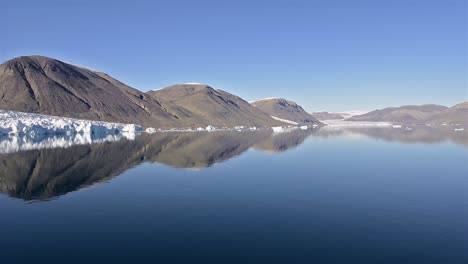 Movimiento-Panorámico-De-Un-Glaciar-Tidewater-En-South-Cape-Fiordo-En-La-Isla-De-Ellesmere-En-Nunavut,-Canadá
