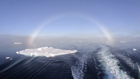 Nebelbogen-über-Dem-Meereis-Vom-Heck-Des-Schiffes-Bei-80-Grad-Nord-In-Spitzbergen-Norwegen
