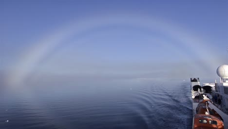 Nebelbogen-über-Dem-Meereis-Mit-Dem-Schiff-Auf-80-Grad-Nord-In-Spitzbergen-Norwegen