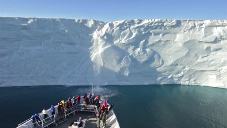 Ein-Wasserfall-Fließt-Von-Der-Austfonna-Eiskappe-In-Norwegen,-Was-Auf-Die-Globale-Erwärmung-Mit-Schiffsvordergrund-Hindeutet